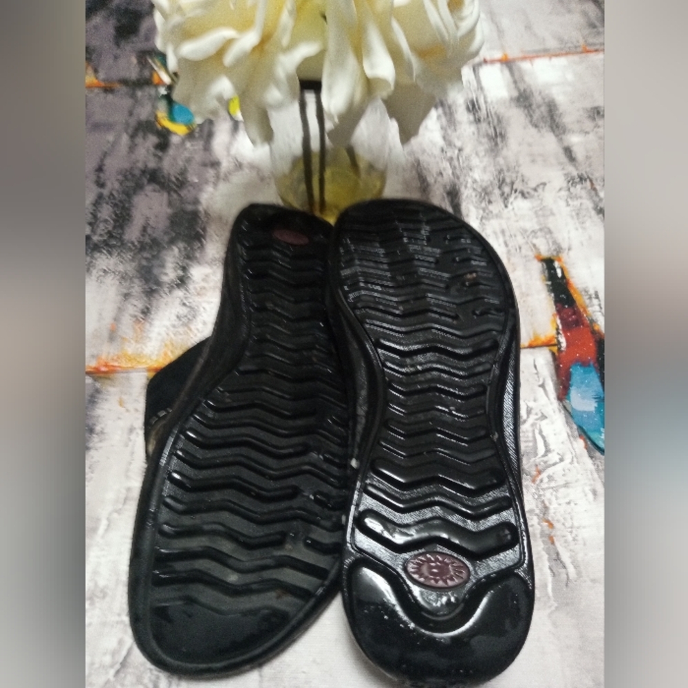 UGG , Australia 1610 Slippers, with Shearling Lining, Size 8, Black Seude - Picture 5 of 5